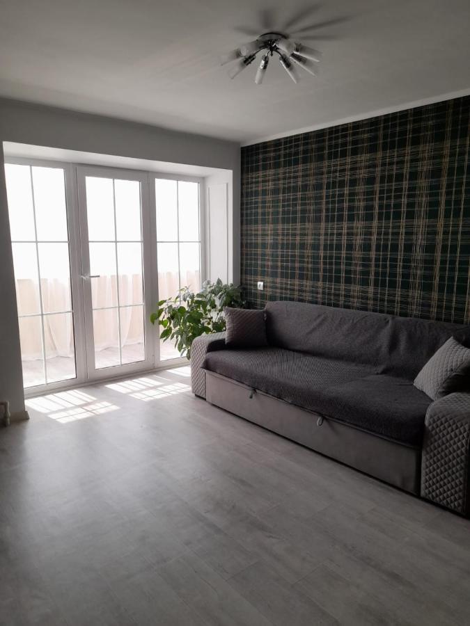 Изумруд Apartamento Uralsk Exterior foto