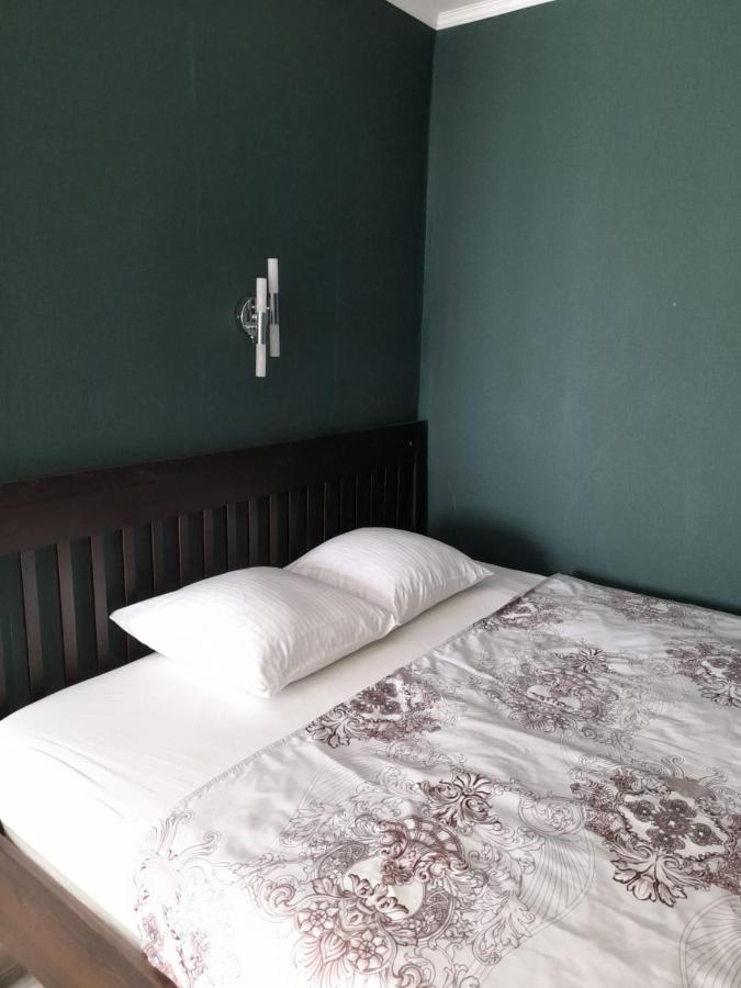 Изумруд Apartamento Uralsk Exterior foto